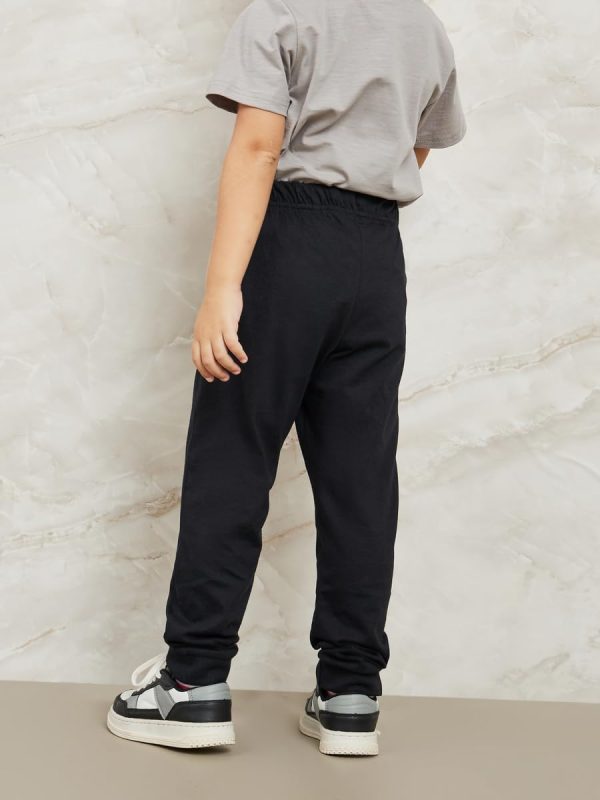 ⁦Styli Boys Solid Joggers with Drawstring⁩ - الصورة ⁦5⁩