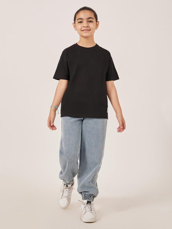 ⁦Styli Girls Solid Oversized T-Shirt With Badge Detail⁩ - الصورة ⁦3⁩