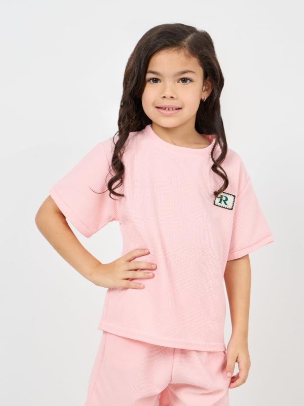 ⁦Styli Girls Patch Detail Waffle Loose T-Shirt & Short Set⁩ - الصورة ⁦3⁩