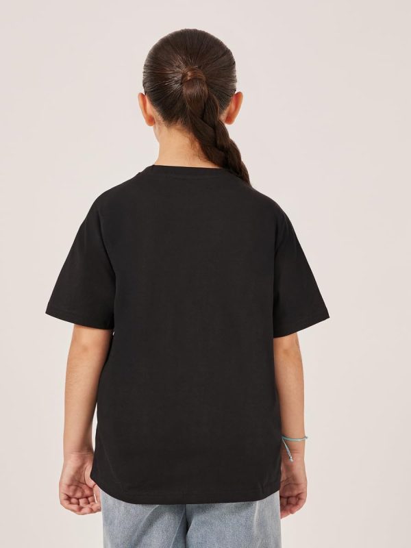 ⁦Styli Girls Solid Oversized T-Shirt With Badge Detail⁩ - الصورة ⁦5⁩