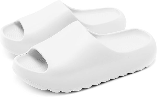 ⁦Cloud Slides for Women and Men, Pillow Slippers Comfy Non-Slip Beach Shoes Soft Bathroom Shower Shoes, Cushioned Thick Sole Sandals for Men Indoor Outdoor⁩ - الصورة ⁦4⁩