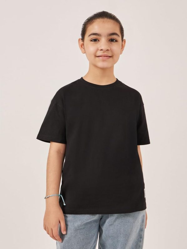 ⁦Styli Girls Solid Oversized T-Shirt With Badge Detail⁩ - الصورة ⁦2⁩
