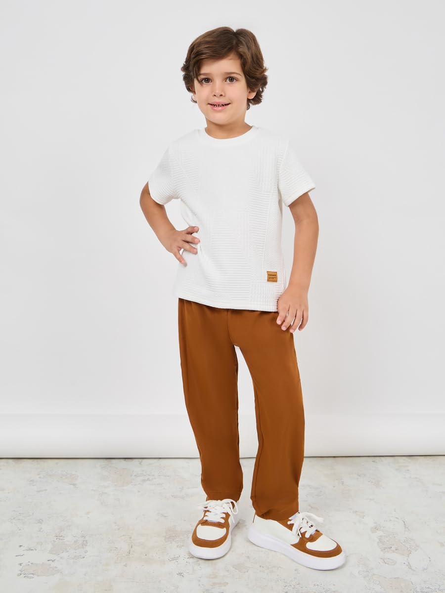 STYLI Boys Patch Detail Textured T-shirt and Relaxed Fit Pant Set 2 STYLI Boys Patch Detail Textured T-shirt and Relaxed Fit Pant Set - الصورة 2