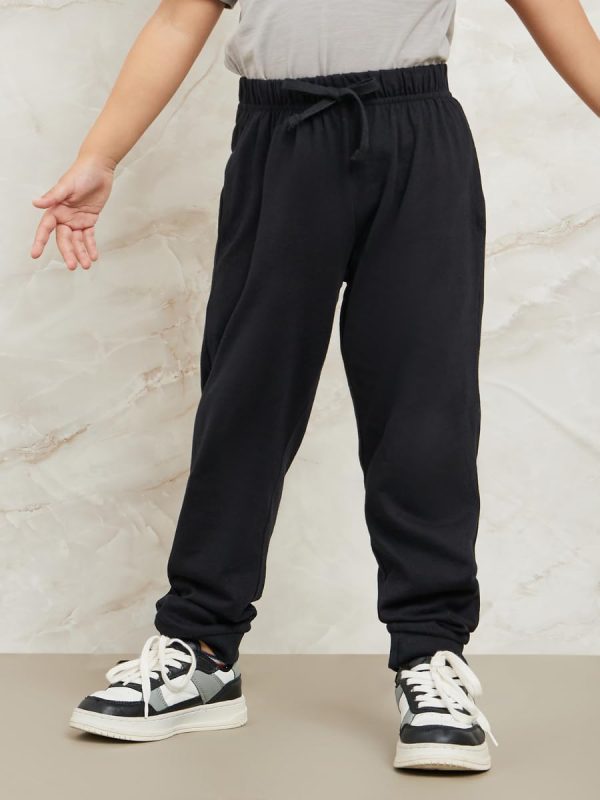 ⁦Styli Boys Solid Joggers with Drawstring⁩ - الصورة ⁦3⁩