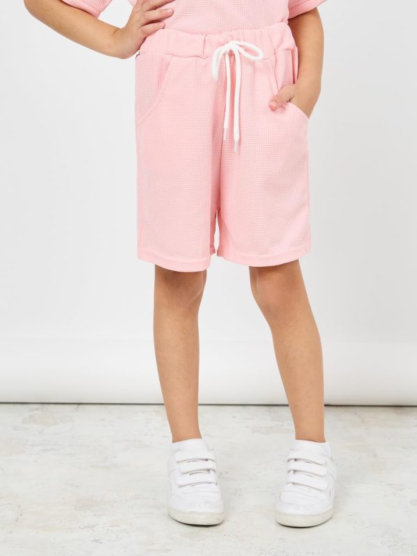 ⁦Styli Girls Patch Detail Waffle Loose T-Shirt & Short Set⁩ - الصورة ⁦6⁩