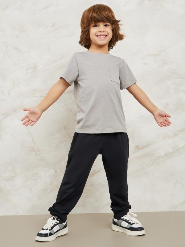⁦Styli Boys Solid Joggers with Drawstring⁩ - الصورة ⁦2⁩