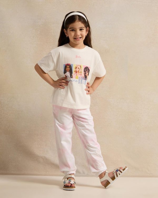 ⁦REDTAG Girls White Barbie Placement Print Casual T-Shirt⁩ - الصورة ⁦2⁩