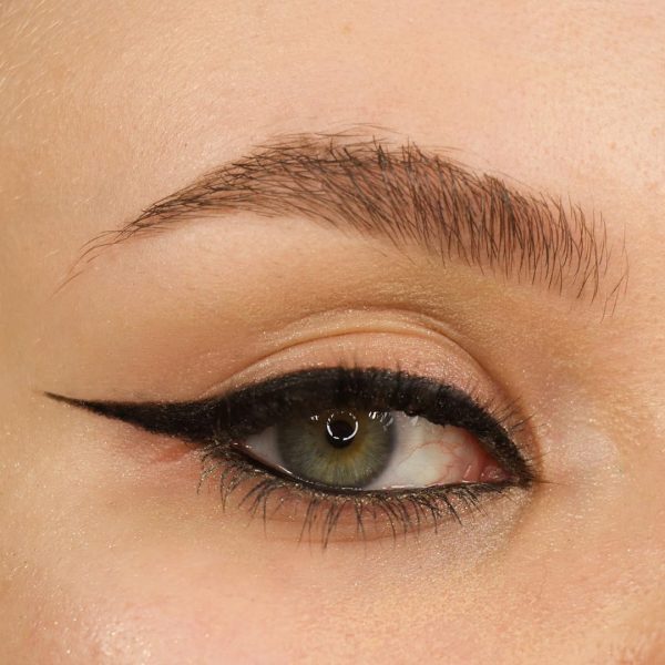 ⁦Makeup Revolution- Streamline Waterline- Eyeliner Pencil-Black |Ultra Creamy and Pigmented texture |Smooth and buttery application |Smudge proof | Built in smudger for smokey looks | 1.3gm⁩ - الصورة ⁦3⁩