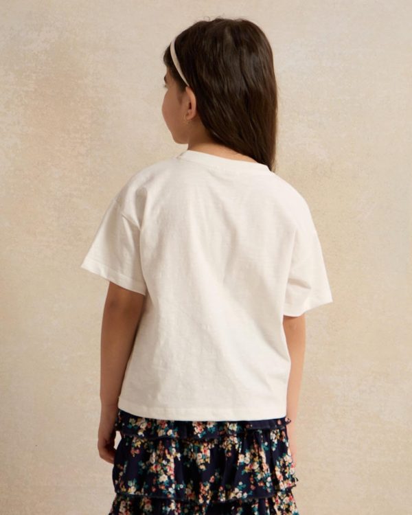 ⁦REDTAG Girls White Dinosaur Embellished T-Sirt⁩ - الصورة ⁦3⁩