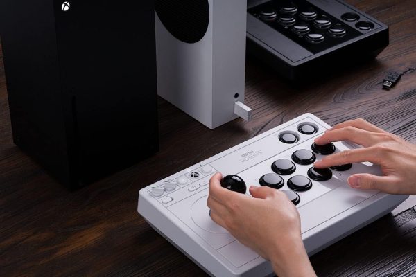 ⁦8BitDo Arcade Stick For Xbox & PC (Windows 10) - White⁩ - الصورة ⁦4⁩