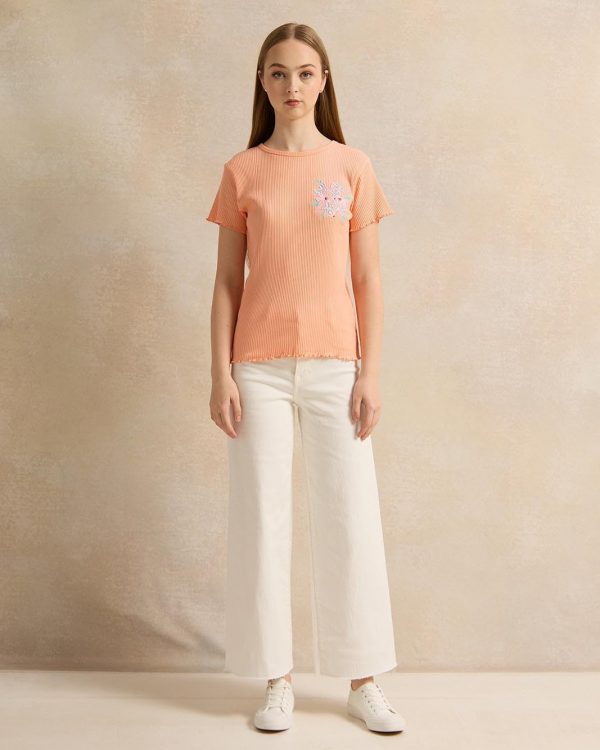 ⁦REDTAG Senior Girls Orange Embroidered T-Shirt⁩ - الصورة ⁦2⁩