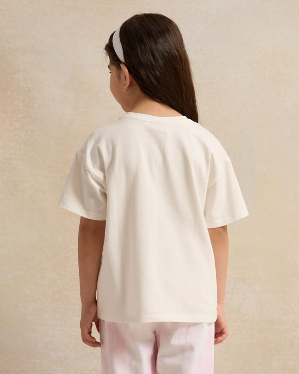 ⁦REDTAG Girls White Barbie Placement Print Casual T-Shirt⁩ - الصورة ⁦3⁩