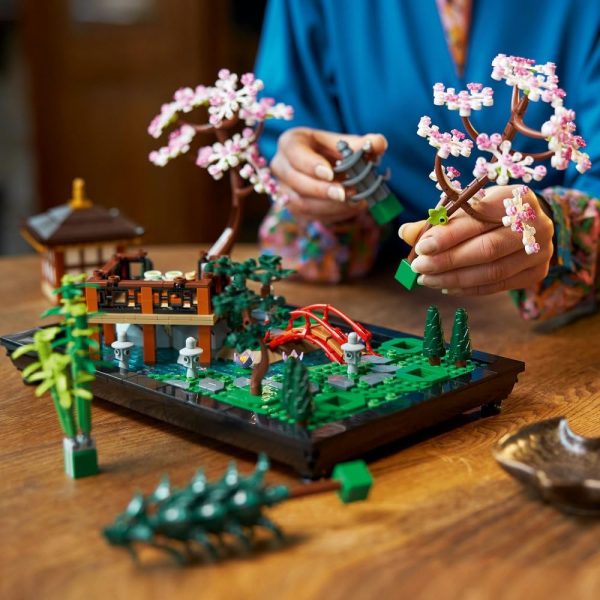 ⁦LEGO 10315 Icons Tranquil Garden, Botanical Zen Garden Kit for Adults with Lotus Flowers, Customisable Desk Decoration, Inspired by Japanese Traditions, Mindful Gardening Gift for Women, Men⁩ - الصورة ⁦5⁩