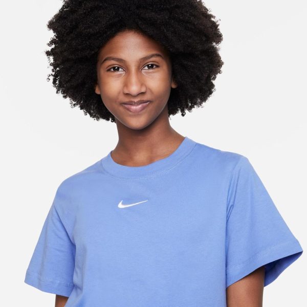 ⁦Nike Unisex Kids NSTEE ESSNTL SS BOXY T-shirt⁩ - الصورة ⁦2⁩