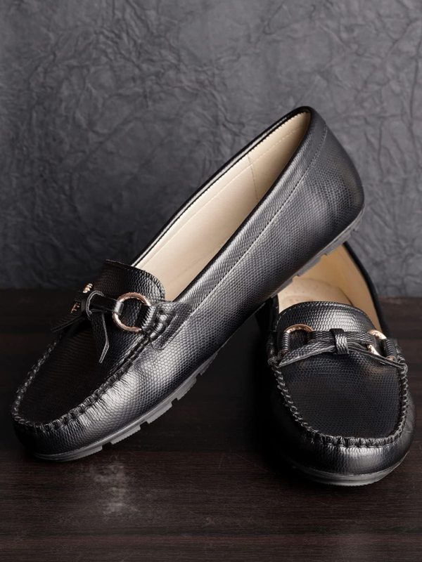 ⁦Mode By Redtape Red Tape Women Black Loafers⁩ - الصورة ⁦6⁩