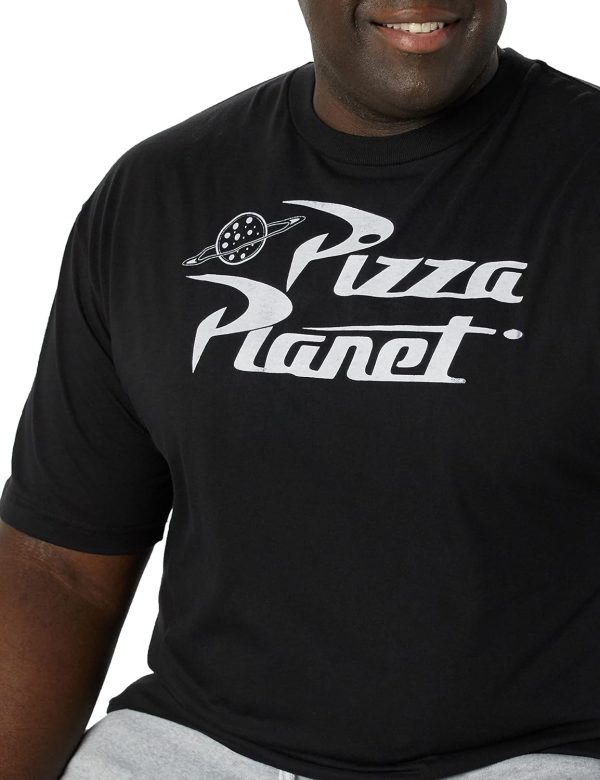 ⁦Disney mens Pizza Planet T-Shirt⁩ - الصورة ⁦3⁩