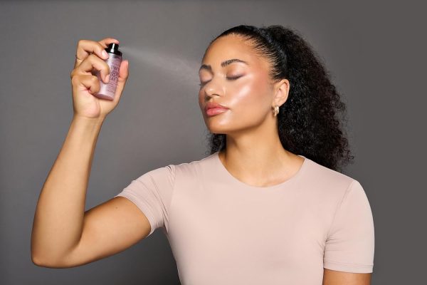 ⁦Catrice | Prime & Fine Illuminating Dewy Glow Spray | Transparent and Fast Drying Fixing Spray| Paraben Free & Vegan | Cruelty Free (Pack of 1)⁩ - الصورة ⁦3⁩