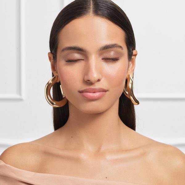 ⁦L'Oréal Paris Le Shadow Stick by Paradise #105 Mesmerizing Gold Eyeshadow in Practical Pen Format, Glossy Finish, Long Lasting Gel Texture, 1.4 g⁩ - الصورة ⁦3⁩
