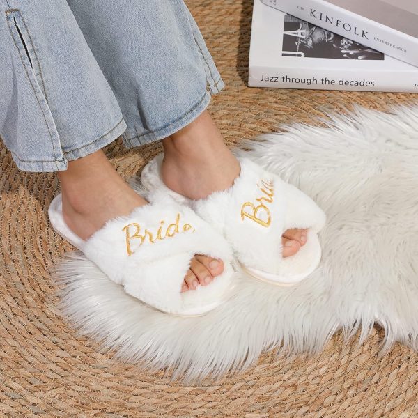 ⁦Fabstory Bride Slippers for Wedding Day White Fuzzy Slippers for Bachelorette Party Bridal Shower Gifts⁩ - الصورة ⁦4⁩