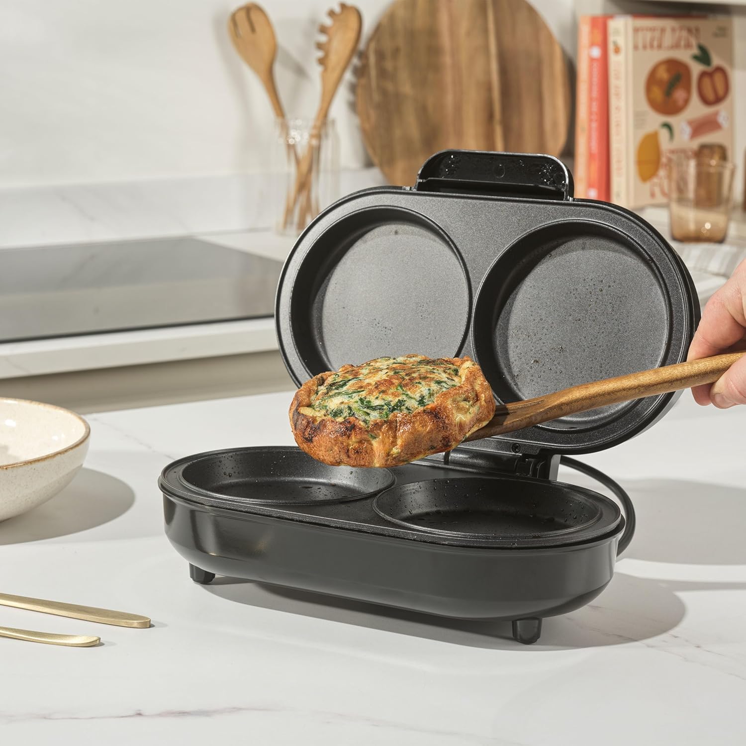 Salter EK4213S Omelette Maker – XL Non-Stick Egg Cooker, Large Dual Cooking Plates, No-Flip Frying Machine, Deep Fill Electric Double Egg Pan, Make Healthy Omelettes/Eggs/Pancakes, 850 W 5 Salter EK4213S Omelette Maker – XL Non-Stick Egg Cooker, Large Dual Cooking Plates, No-Flip Frying Machine, Deep Fill Electric Double Egg Pan, Make Healthy Omelettes/Eggs/Pancakes, 850 W - الصورة 5