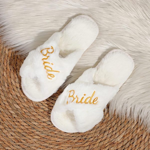 ⁦Fabstory Bride Slippers for Wedding Day White Fuzzy Slippers for Bachelorette Party Bridal Shower Gifts⁩ - الصورة ⁦7⁩
