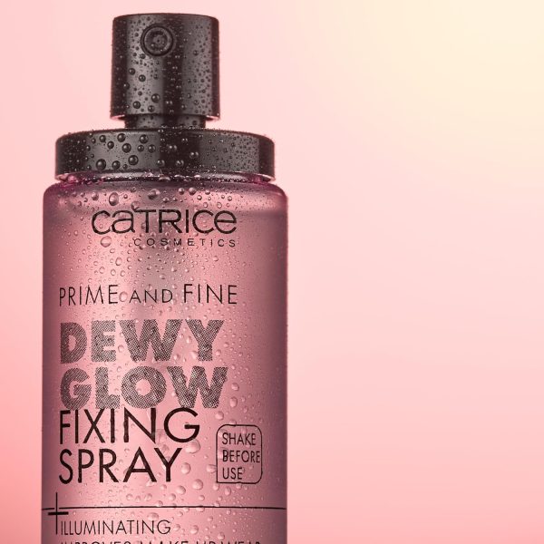 ⁦Catrice | Prime & Fine Illuminating Dewy Glow Spray | Transparent and Fast Drying Fixing Spray| Paraben Free & Vegan | Cruelty Free (Pack of 1)⁩ - الصورة ⁦4⁩
