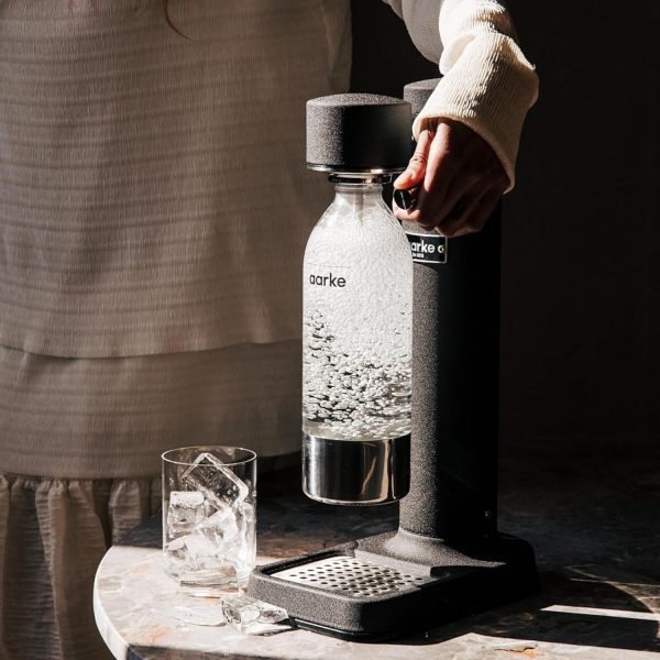 ⁦Aarke - Carbonator III Premium Carbonator/Sparkling & Seltzer Water Maker with PET Bottle (Matte Black), AAC3-Black⁩ - الصورة ⁦4⁩