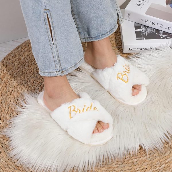 ⁦Fabstory Bride Slippers for Wedding Day White Fuzzy Slippers for Bachelorette Party Bridal Shower Gifts⁩ - الصورة ⁦6⁩