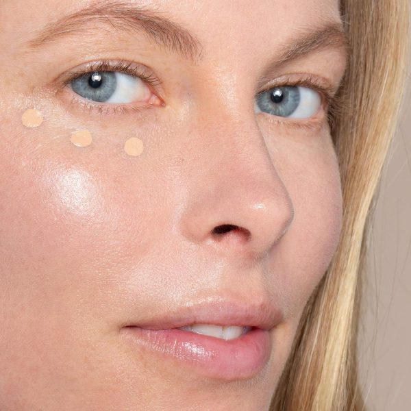 ⁦ILIA - True Skin Serum Concealer | Cruelty-Free, Vegan, Clean Beauty (Yucca SC2)⁩ - الصورة ⁦4⁩
