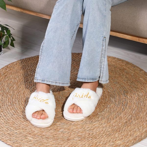 ⁦Fabstory Bride Slippers for Wedding Day White Fuzzy Slippers for Bachelorette Party Bridal Shower Gifts⁩ - الصورة ⁦5⁩