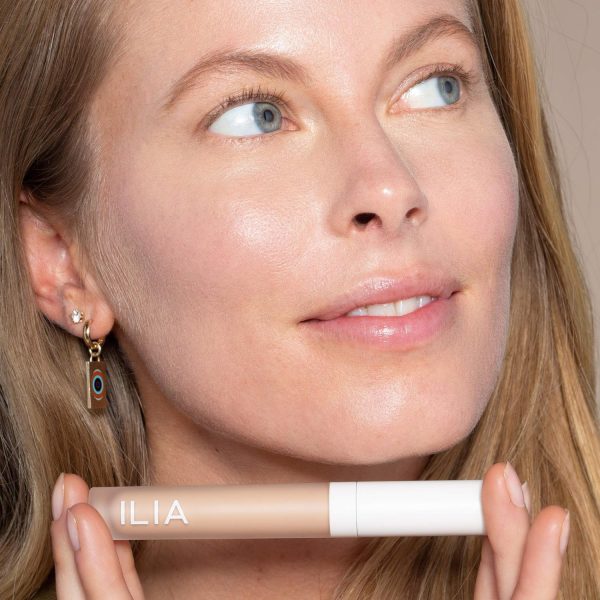 ⁦ILIA - True Skin Serum Concealer | Cruelty-Free, Vegan, Clean Beauty (Yucca SC2)⁩ - الصورة ⁦3⁩