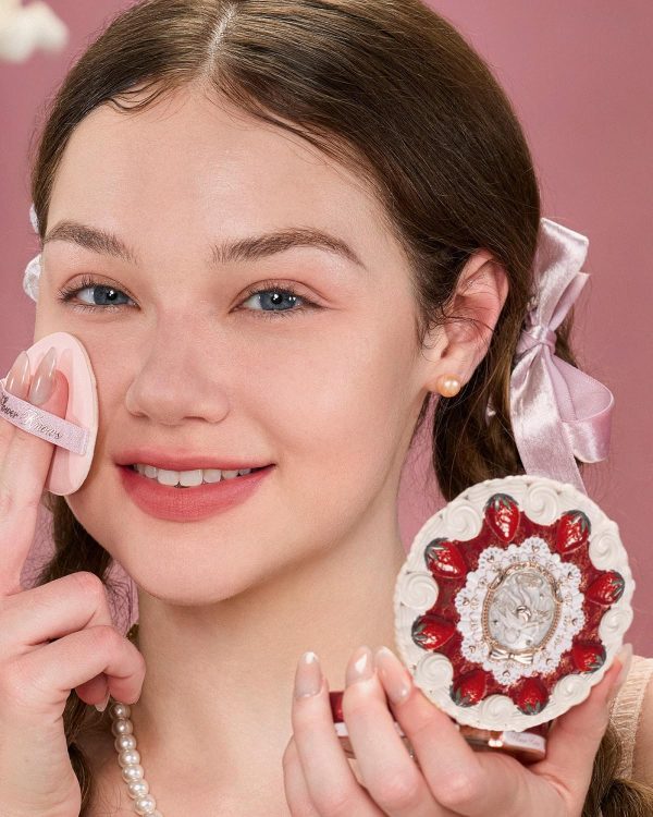 ⁦Flower Knows Strawberry Cupid Pressed Powder – Lightweight, Pore-Blurring Face Powder for a Soft, Airbrushed Matte Finish, Long-Lasting & Fade Resistant (02 Ivory Beige, 9.5 g)⁩ - الصورة ⁦5⁩