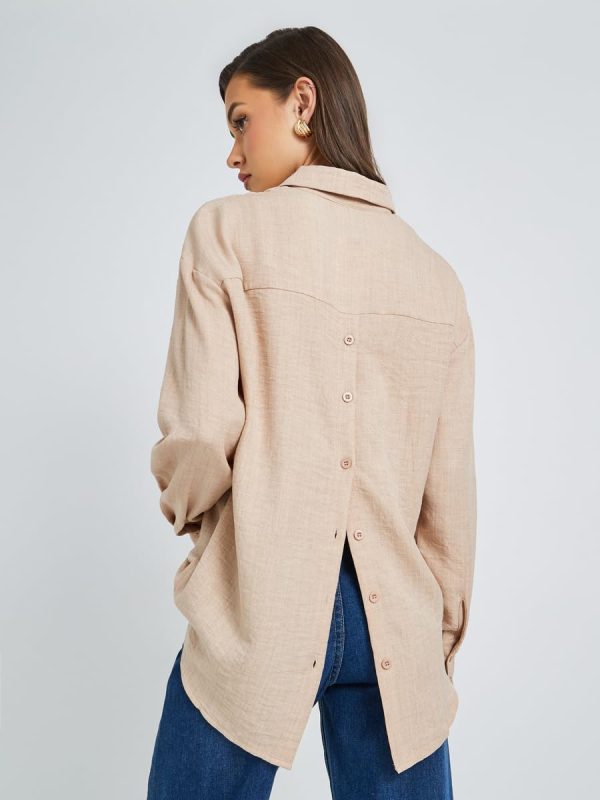 ⁦Styli Women's Regular Fit Spread Collar Shirt With Back Button Detail⁩ - الصورة ⁦2⁩