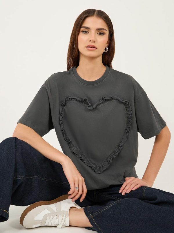 ⁦Styli Women's Acid Washed Ruffled Heart Design Oversized T-Shirt⁩ - الصورة ⁦2⁩
