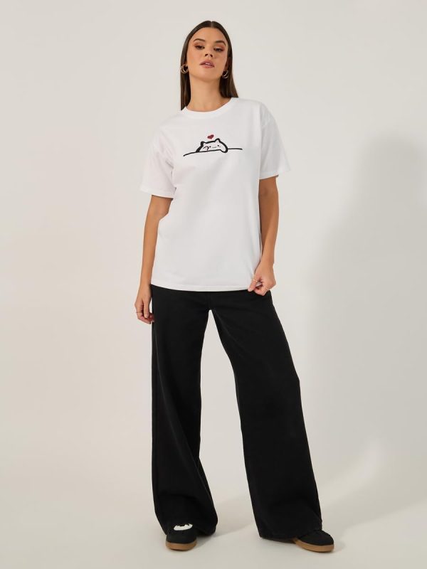 ⁦Styli Women's Oversized Short Sleeve Cat Graphic Round Neck T-Shirt⁩ - الصورة ⁦4⁩