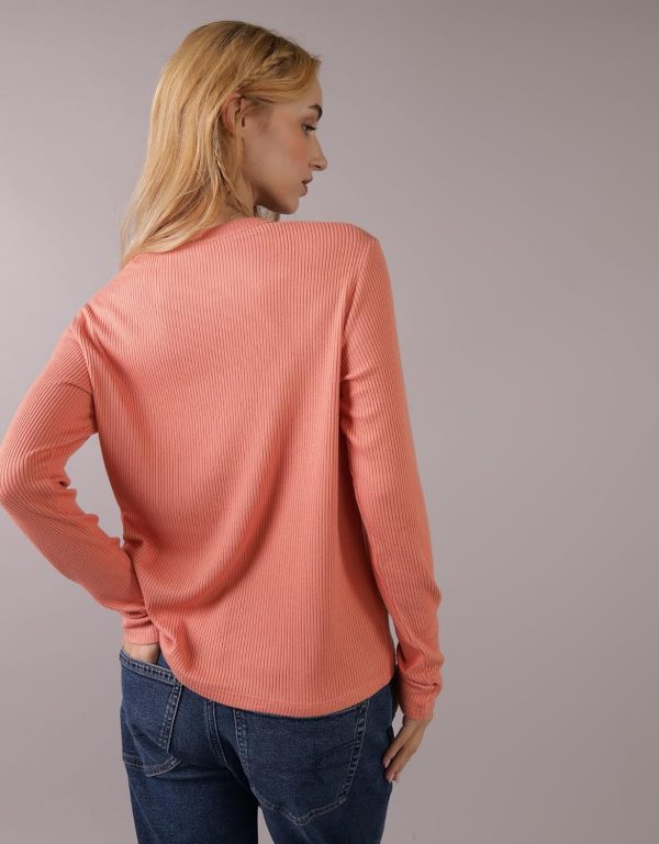 ⁦American Eagle Women's Plush Long-Sleeve Crew Neck T-Shirt M Rose⁩ - الصورة ⁦4⁩
