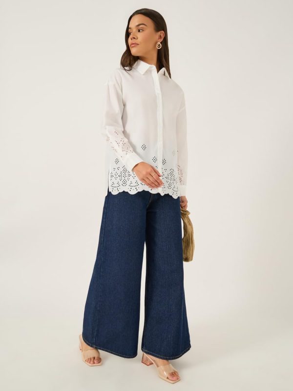 ⁦Styli Women's Oversized Laser Cut Hem Shirt With Long Sleeves⁩ - الصورة ⁦3⁩
