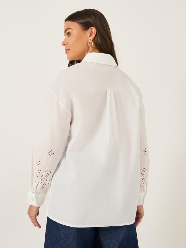 ⁦Styli Women's Oversized Laser Cut Hem Shirt With Long Sleeves⁩ - الصورة ⁦5⁩