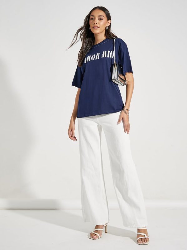 ⁦Styli Womene Oversized Amor Mio Slogan Rhinestone Longline T-Shirt⁩ - الصورة ⁦3⁩