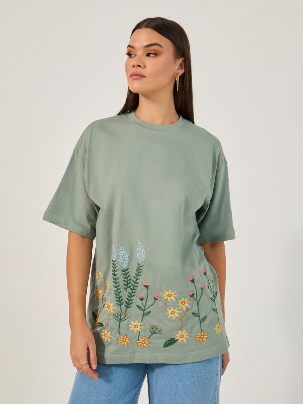 ⁦Styli Women's Embroidered Oversized Round Neck Longline T-Shirt⁩ - الصورة ⁦2⁩
