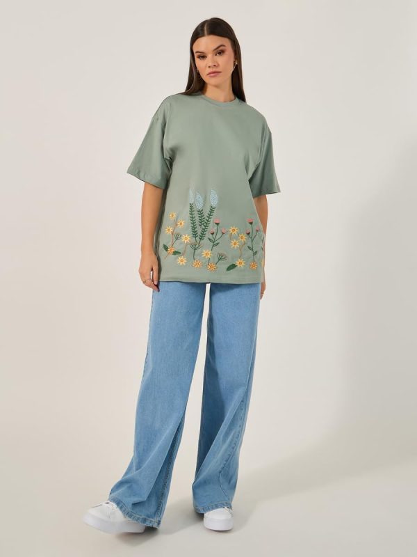 ⁦Styli Women's Embroidered Oversized Round Neck Longline T-Shirt⁩ - الصورة ⁦3⁩