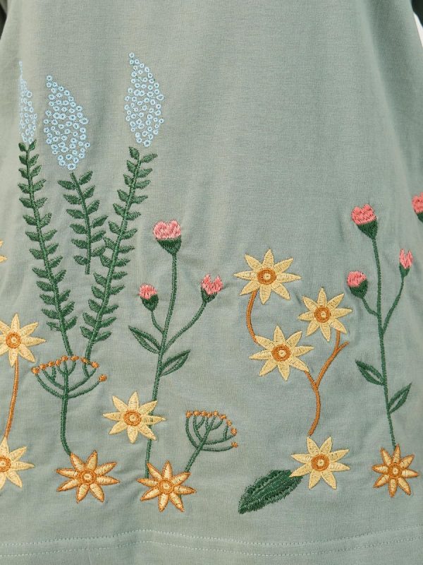 ⁦Styli Women's Embroidered Oversized Round Neck Longline T-Shirt⁩ - الصورة ⁦4⁩