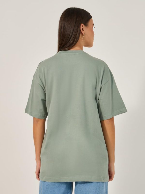 ⁦Styli Women's Embroidered Oversized Round Neck Longline T-Shirt⁩ - الصورة ⁦5⁩