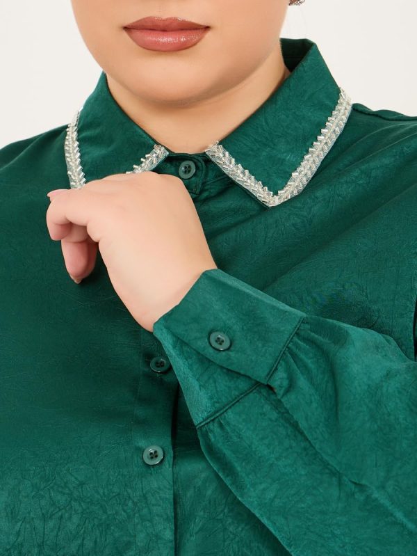 ⁦Styli Women's Plus Size Embellished Collar Shirt⁩ - الصورة ⁦5⁩