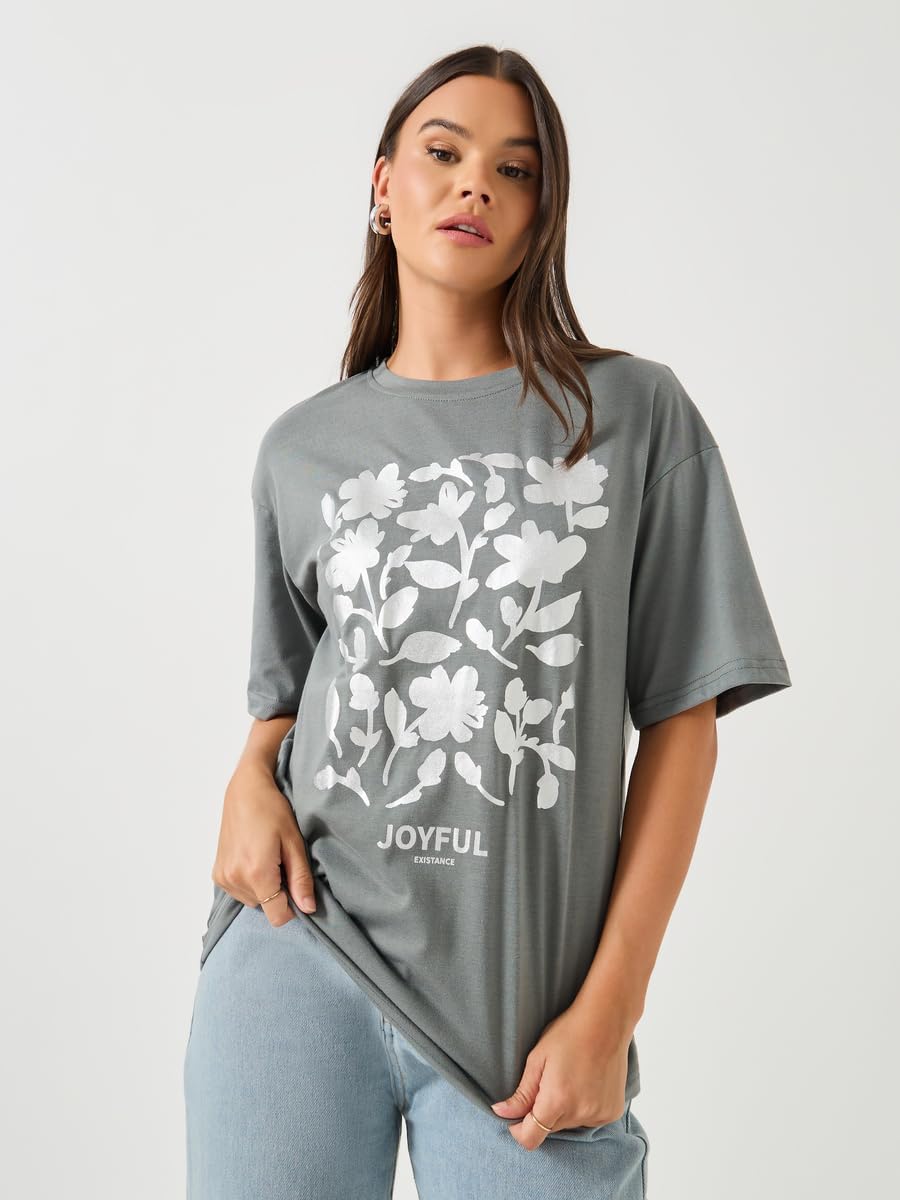 Styli Women's Floral Foil Graphic Oversized Round Neck T-Shirt 2 Styli Women's Floral Foil Graphic Oversized Round Neck T-Shirt - الصورة 2