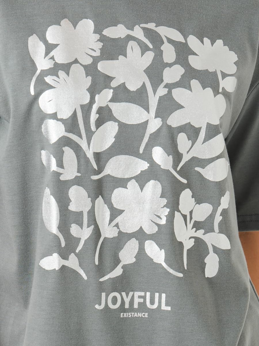 Styli Women's Floral Foil Graphic Oversized Round Neck T-Shirt 4 Styli Women's Floral Foil Graphic Oversized Round Neck T-Shirt - الصورة 4