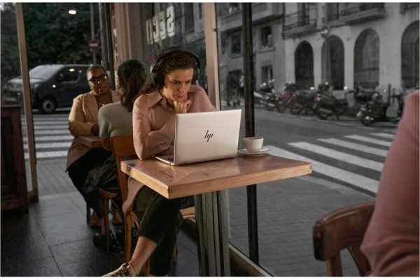 ⁦HP EliteBook 6 G1i 14" Touchscreen Notebook - WUXGA - Intel Core Ultra 7 265U - vPro Technology - 16 GB - 512 GB SSD - English Keyboard - Pike Silver Aluminum⁩ - الصورة ⁦4⁩