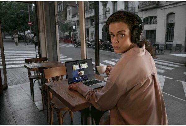⁦HP EliteBook 6 G1a 14" Touchscreen Copilot+ PC Notebook - WUXGA - AMD Ryzen AI 7 350-32 GB - 1 TB SSD - English Keyboard - Pike Silver Aluminum⁩ - الصورة ⁦3⁩