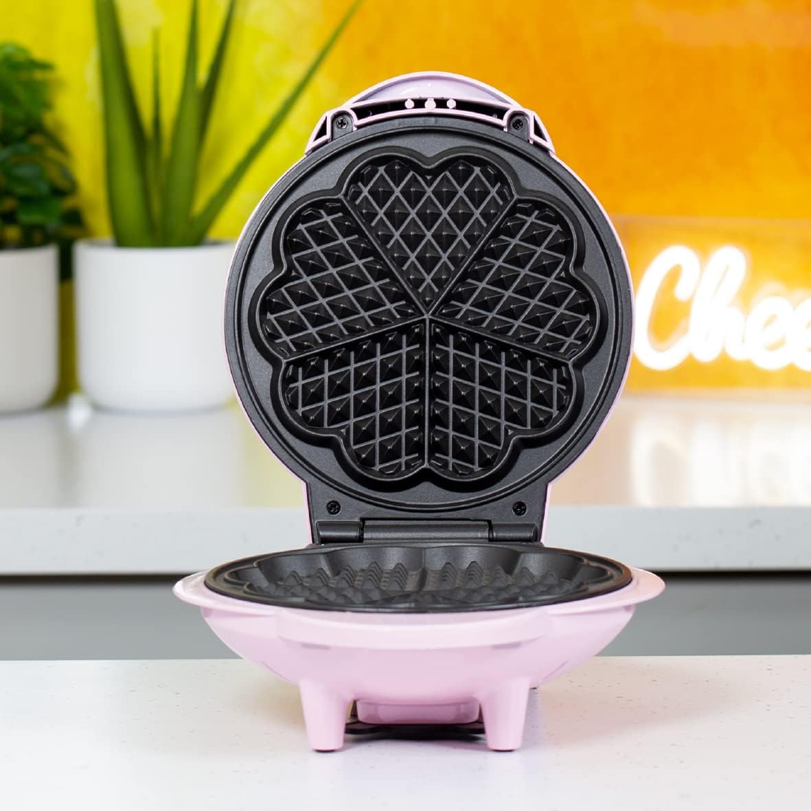 Global Gizmos 35570 Heart Shaped Waffle Maker / 1000W / Unique Thermostatic Design/Non-Stick Plates/Easy Clean / 25cm x 22cm / Pink Colour 9 Global Gizmos 35570 Heart Shaped Waffle Maker / 1000W / Unique Thermostatic Design/Non-Stick Plates/Easy Clean / 25cm x 22cm / Pink Colour - الصورة 9
