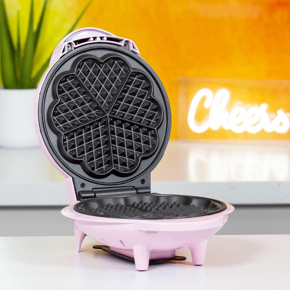 Global Gizmos 35570 Heart Shaped Waffle Maker / 1000W / Unique Thermostatic Design/Non-Stick Plates/Easy Clean / 25cm x 22cm / Pink Colour 2 Global Gizmos 35570 Heart Shaped Waffle Maker / 1000W / Unique Thermostatic Design/Non-Stick Plates/Easy Clean / 25cm x 22cm / Pink Colour - الصورة 2